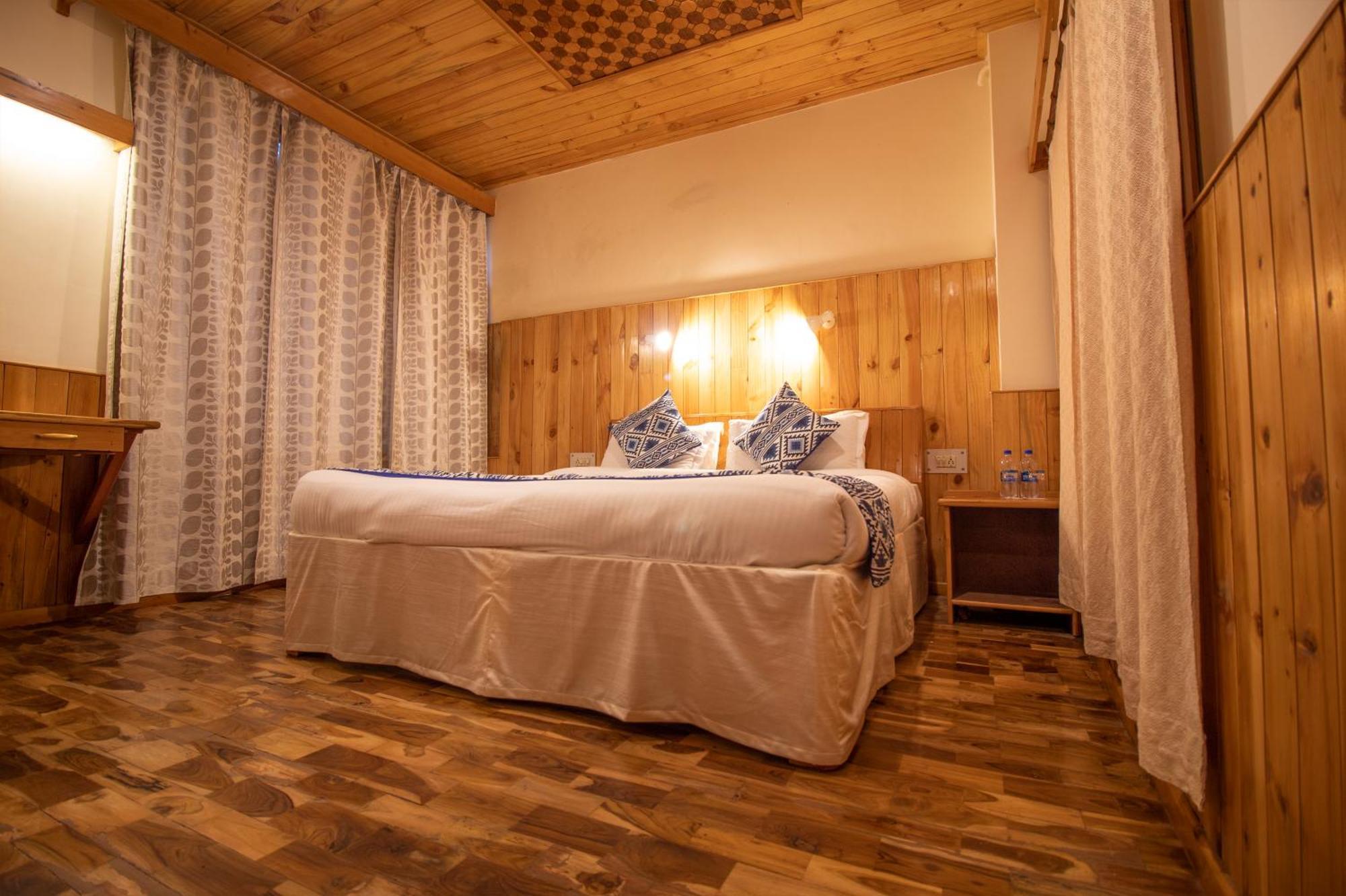Hotel Negi'S Mayflower A Heritage Since 1965 Manāli Esterno foto