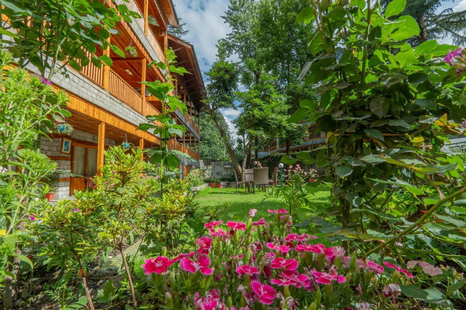 Hotel Negi'S Mayflower A Heritage Since 1965 Manāli Esterno foto